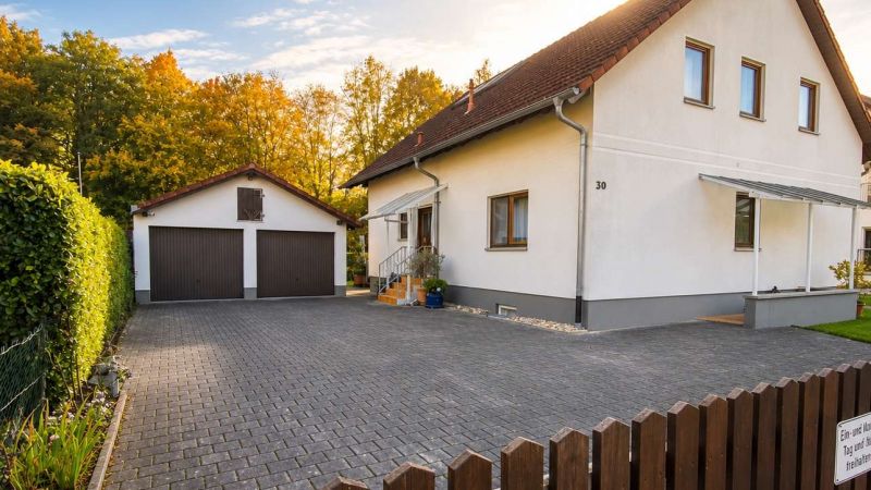 Zweifamilienhaus mit zwei Wohneinheiten und Garten